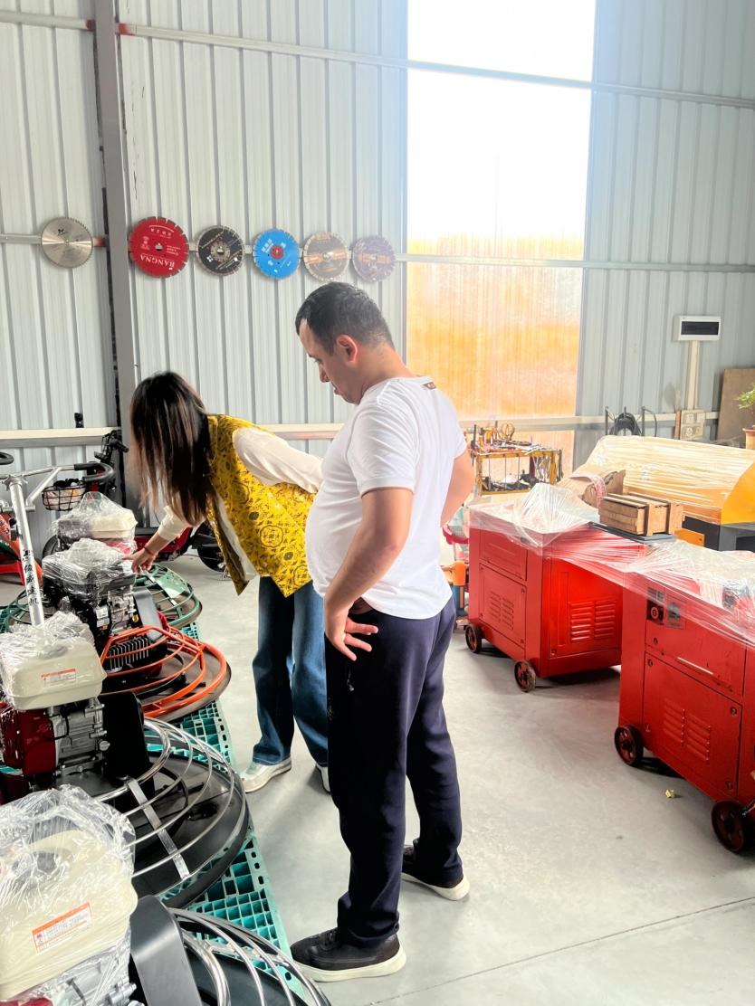Globaalsed kliendid karjuvad Guangzhou Ülestiseni Trading Co., Ltd, enne Cantoni messi, esitades suured tellimused.